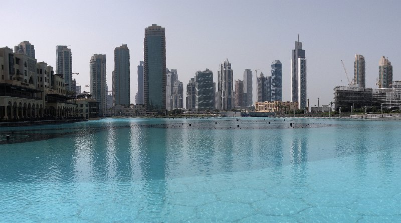 110211_dubai skyline.jpg - Het laatste plaatje van de vakantie. De skyline van Dubai gezien vanaf de Dubai mall.Zaterdag 12 februari zoeken we onze weg door de woestijn weer richting Oman. Zondag gaat het vliegtuig weer richting Schiphol.